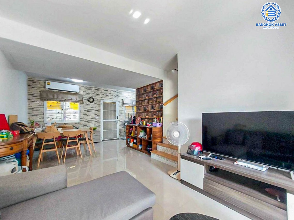 ทาวน์เฮ้าส์มือสองปทุมธานี โครงการ พฤกษา110 สะพานนนทบุรี-บางบัวทอง เนื้อที่เกือบ 18 ตร.ว. ฟังก์ชัน 3 ห้องนอน 2 ห้องน้ำ 1 ที่จอดรถ บ้านพร้อมอยู่ สภาพใหม่ ต่อเติมครบ แถมฟรี! 3 เครื่องปรับอากาศ และเฟอร์นิเจอร์ ใกล้ทางด่วน "ศรีสมาน"