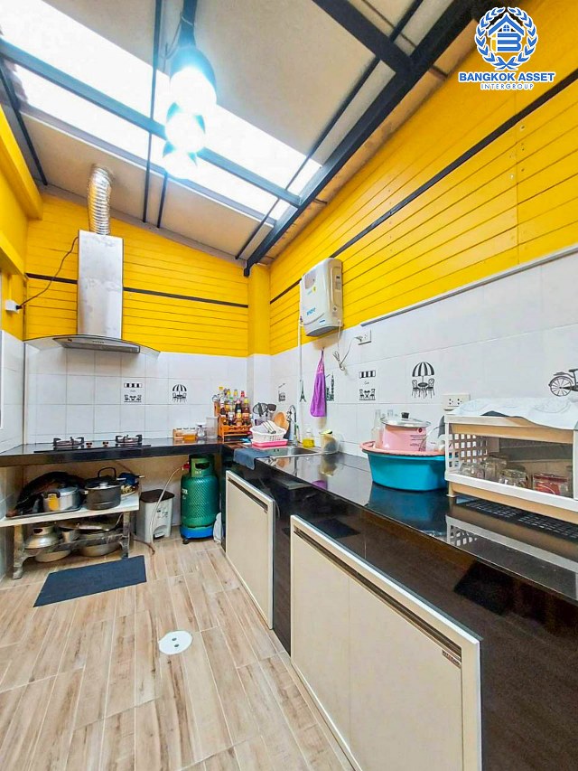 ทาวน์เฮ้าส์มือสองปทุมธานี โครงการ พฤกษา110 สะพานนนทบุรี-บางบัวทอง เนื้อที่เกือบ 18 ตร.ว. ฟังก์ชัน 3 ห้องนอน 2 ห้องน้ำ 1 ที่จอดรถ บ้านพร้อมอยู่ สภาพใหม่ ต่อเติมครบ แถมฟรี! 3 เครื่องปรับอากาศ และเฟอร์นิเจอร์ ใกล้ทางด่วน "ศรีสมาน"