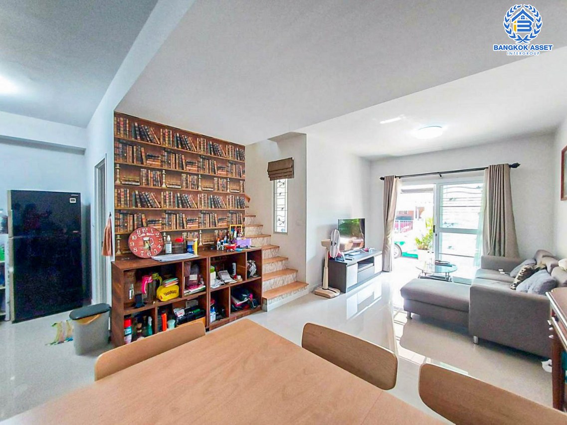 ทาวน์เฮ้าส์มือสองปทุมธานี โครงการ พฤกษา110 สะพานนนทบุรี-บางบัวทอง เนื้อที่เกือบ 18 ตร.ว. ฟังก์ชัน 3 ห้องนอน 2 ห้องน้ำ 1 ที่จอดรถ บ้านพร้อมอยู่ สภาพใหม่ ต่อเติมครบ แถมฟรี! 3 เครื่องปรับอากาศ และเฟอร์นิเจอร์ ใกล้ทางด่วน "ศรีสมาน"