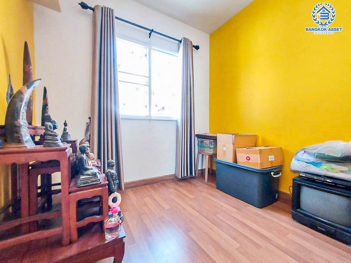 ทาวน์เฮ้าส์มือสองปทุมธานี โครงการ พฤกษา110 สะพานนนทบุรี-บางบัวทอง เนื้อที่เกือบ 18 ตร.ว. ฟังก์ชัน 3 ห้องนอน 2 ห้องน้ำ 1 ที่จอดรถ บ้านพร้อมอยู่ สภาพใหม่ ต่อเติมครบ แถมฟรี! 3 เครื่องปรับอากาศ และเฟอร์นิเจอร์ ใกล้ทางด่วน "ศรีสมาน"