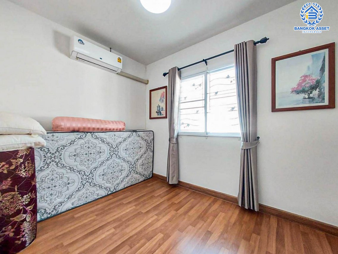 ทาวน์เฮ้าส์มือสองปทุมธานี โครงการ พฤกษา110 สะพานนนทบุรี-บางบัวทอง เนื้อที่เกือบ 18 ตร.ว. ฟังก์ชัน 3 ห้องนอน 2 ห้องน้ำ 1 ที่จอดรถ บ้านพร้อมอยู่ สภาพใหม่ ต่อเติมครบ แถมฟรี! 3 เครื่องปรับอากาศ และเฟอร์นิเจอร์ ใกล้ทางด่วน "ศรีสมาน"