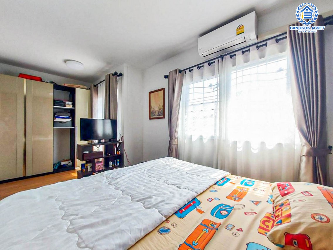 ทาวน์เฮ้าส์มือสองปทุมธานี โครงการ พฤกษา110 สะพานนนทบุรี-บางบัวทอง เนื้อที่เกือบ 18 ตร.ว. ฟังก์ชัน 3 ห้องนอน 2 ห้องน้ำ 1 ที่จอดรถ บ้านพร้อมอยู่ สภาพใหม่ ต่อเติมครบ แถมฟรี! 3 เครื่องปรับอากาศ และเฟอร์นิเจอร์ ใกล้ทางด่วน "ศรีสมาน"