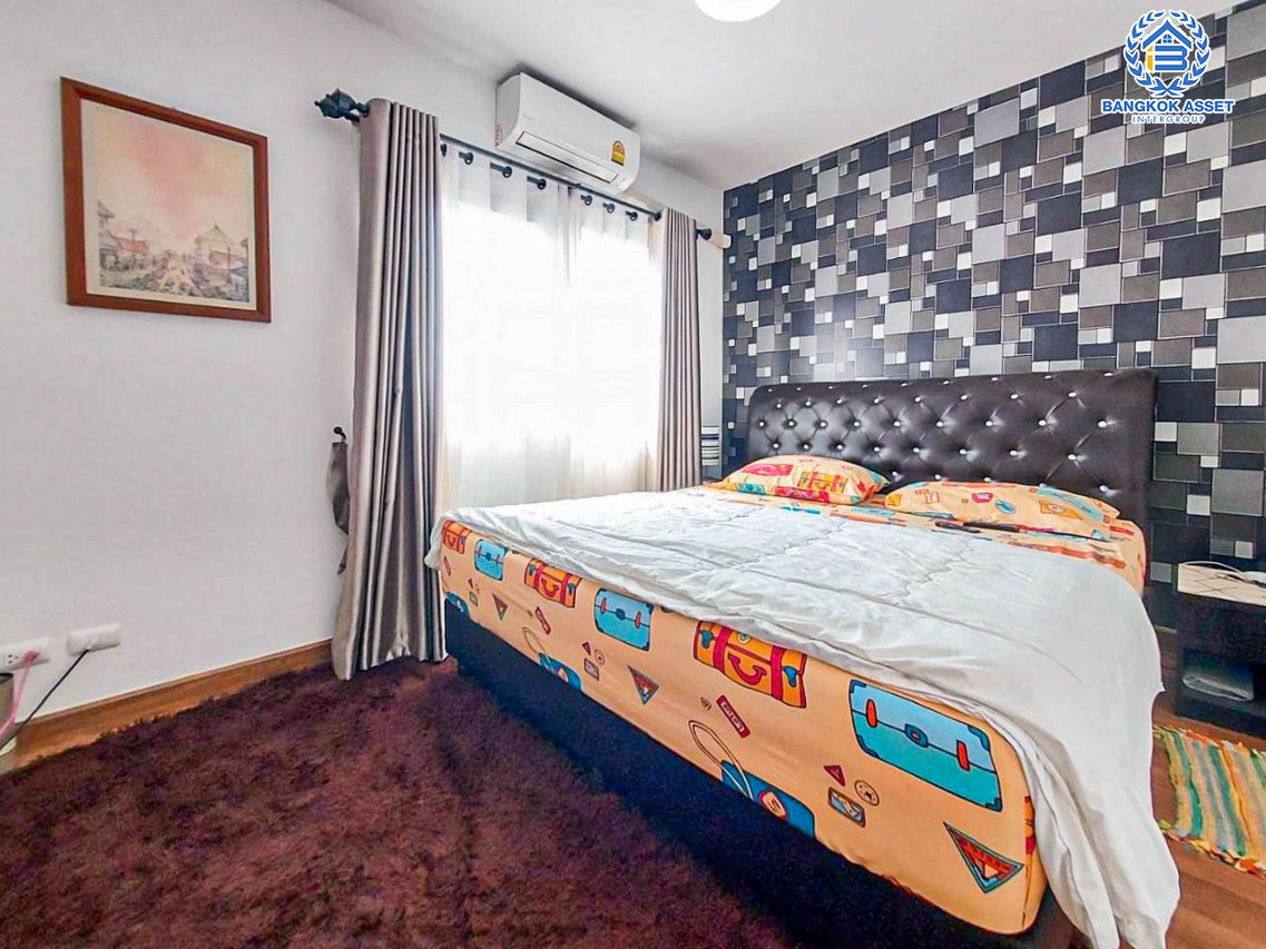 ทาวน์เฮ้าส์มือสองปทุมธานี โครงการ พฤกษา110 สะพานนนทบุรี-บางบัวทอง เนื้อที่เกือบ 18 ตร.ว. ฟังก์ชัน 3 ห้องนอน 2 ห้องน้ำ 1 ที่จอดรถ บ้านพร้อมอยู่ สภาพใหม่ ต่อเติมครบ แถมฟรี! 3 เครื่องปรับอากาศ และเฟอร์นิเจอร์ ใกล้ทางด่วน "ศรีสมาน"