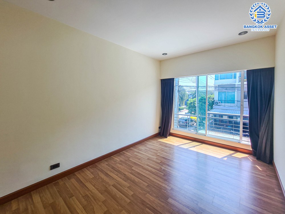 *****ทาวน์เฮ้าส์มือสอง โครงการ เดอะเมทโทร รัตนาธิเบศร์ เนื้อที่ 26.30 ตร.ว สภาพสวย บ้านใหญ่ สไตล์โมเดิร์น พร้อมฟังก์ชัน 3 ห้องนอน 3 ห้องน้ำ 2 ที่จอดรถ ทำเลเดินทางสะดวก เชื่อมต่อถนนรัตนาธิเบศร์ ถนนบางกรวย-ไทรน้อย ใกล้โครงการรถไฟฟ้าสายสีม่วง "สถานีไทรม้า" ขายด่วน