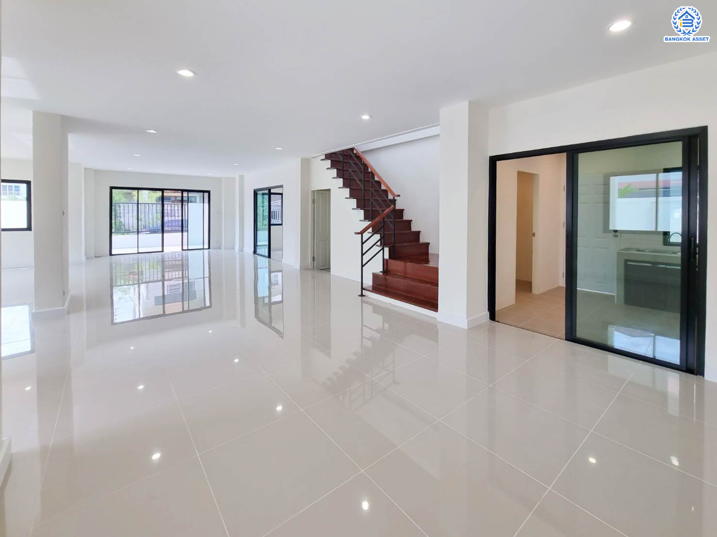 บ้านมือสองตกแต่งใหม่ ตกแต่งสไตล์ Nordic โครงการ กฤษดานคร18 บรมราชชนนี-พุทธมณฑลสาย3  เนื้อที่ 60 ตร.ว. บนพื้นที่ใช้สอยมากถึง 322 ตร.ม. อีกระดับของฟังก์ชัน 3 ห้องนอน 3 ห้องน้ำ 1 ห้องอเนกประสงค์ จอดรถได้ 3 คัน บรรยากาศสุด Private บนทำเลศักยภาพเชื่อมต่อหลายเส้นทาง ใกล้เซ็นทรัลปิ่นเกล้า ม.มหิดล และทางด่วน "ศรีรัช"