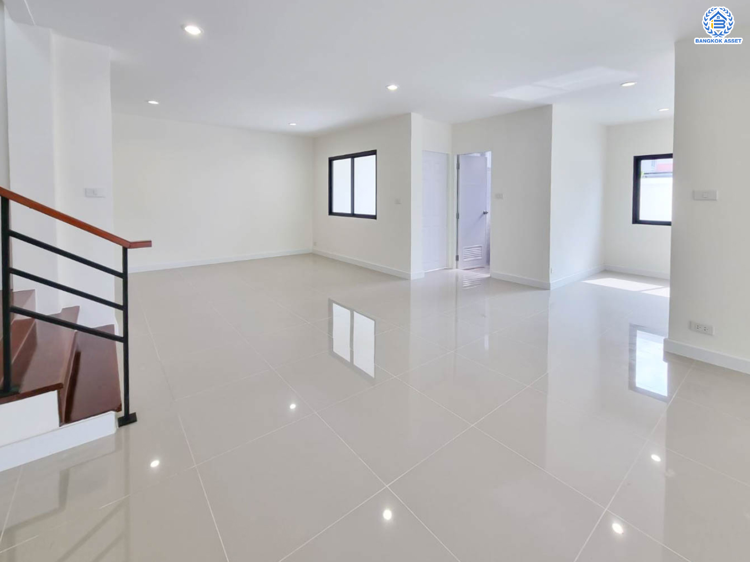 บ้านมือสองตกแต่งใหม่ ตกแต่งสไตล์ Nordic โครงการ กฤษดานคร18 บรมราชชนนี-พุทธมณฑลสาย3  เนื้อที่ 60 ตร.ว. บนพื้นที่ใช้สอยมากถึง 322 ตร.ม. อีกระดับของฟังก์ชัน 3 ห้องนอน 3 ห้องน้ำ 1 ห้องอเนกประสงค์ จอดรถได้ 3 คัน บรรยากาศสุด Private บนทำเลศักยภาพเชื่อมต่อหลายเส้นทาง ใกล้เซ็นทรัลปิ่นเกล้า ม.มหิดล และทางด่วน "ศรีรัช"