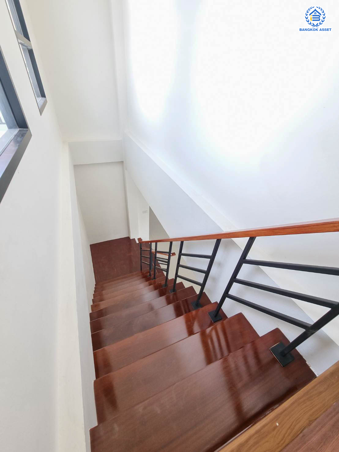 บ้านมือสองตกแต่งใหม่ ตกแต่งสไตล์ Nordic โครงการ กฤษดานคร18 บรมราชชนนี-พุทธมณฑลสาย3  เนื้อที่ 60 ตร.ว. บนพื้นที่ใช้สอยมากถึง 322 ตร.ม. อีกระดับของฟังก์ชัน 3 ห้องนอน 3 ห้องน้ำ 1 ห้องอเนกประสงค์ จอดรถได้ 3 คัน บรรยากาศสุด Private บนทำเลศักยภาพเชื่อมต่อหลายเส้นทาง ใกล้เซ็นทรัลปิ่นเกล้า ม.มหิดล และทางด่วน "ศรีรัช"