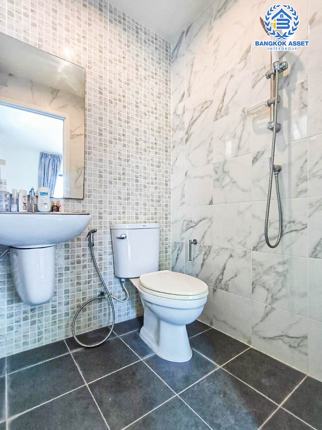 ทาวน์เฮ้าส์มือสองนนทบุรี โครงการ เดอะทรัสต์ ทาวน์โฮม ราชพฤกษ์-รัตนาธิเบศร์2 #หลังมุม เนื้อที่กว้าง 25 ตร.ว. ฟังก์ชัน 3 ห้องนอน 2 ห้องน้ำ 2 ที่จอดรถ บ้านพร้อมอยู่ แถมฟรี! 2 เครื่องปรับอากาศ บนทำเลแห่งการเดินทาง เชื่อมต่อ ถนนราชพฤกษ์, ถนนชัยพฤกษ์, ถนนรัตนาธิเบศร์ ใกล้รถไฟฟ้าสายสีม่วง "สถานีบางรักใหญ่" และทางด่วน "ศรีรัช"...