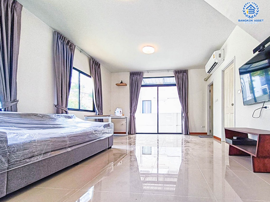 ทาวน์เฮ้าส์มือสองนนทบุรี โครงการ เดอะทรัสต์ ทาวน์โฮม ราชพฤกษ์-รัตนาธิเบศร์2 #หลังมุม เนื้อที่กว้าง 25 ตร.ว. ฟังก์ชัน 3 ห้องนอน 2 ห้องน้ำ 2 ที่จอดรถ บ้านพร้อมอยู่ แถมฟรี! 2 เครื่องปรับอากาศ บนทำเลแห่งการเดินทาง เชื่อมต่อ ถนนราชพฤกษ์, ถนนชัยพฤกษ์, ถนนรัตนาธิเบศร์ ใกล้รถไฟฟ้าสายสีม่วง "สถานีบางรักใหญ่" และทางด่วน "ศรีรัช"...