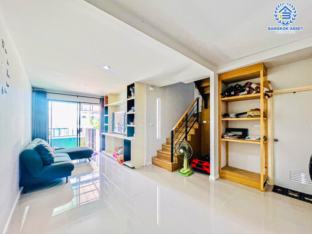 *****ทาวน์เฮ้าส์มือสอง โครงการ เอสเกต กรุงเทพฯ-ปทุมธานี เนื้อที่กว้าง 20.90 ตร.ว. ฟังก์ชัน 3 ห้องนอน 2 ห้องน้ำ 1 ที่จอดรถ สภาพภายในเหมือนใหม่ พร้อมเข้าอยู่ แถมฟรี! เครื่องปรับอากาศ โครงการตั้งบนทำเลดี เชื่อมต่อกรุงเทพฯ-ปทุมธานี ใกล้ทางด่วน "อุดรรัถยา"