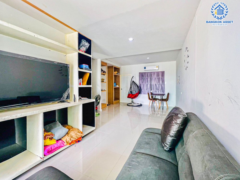 *****ทาวน์เฮ้าส์มือสอง โครงการ เอสเกต กรุงเทพฯ-ปทุมธานี เนื้อที่กว้าง 20.90 ตร.ว. ฟังก์ชัน 3 ห้องนอน 2 ห้องน้ำ 1 ที่จอดรถ สภาพภายในเหมือนใหม่ พร้อมเข้าอยู่ แถมฟรี! เครื่องปรับอากาศ โครงการตั้งบนทำเลดี เชื่อมต่อกรุงเทพฯ-ปทุมธานี ใกล้ทางด่วน "อุดรรัถยา"