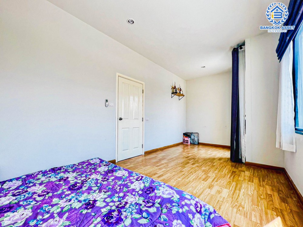 *****ทาวน์เฮ้าส์มือสอง โครงการ เอสเกต กรุงเทพฯ-ปทุมธานี เนื้อที่กว้าง 20.90 ตร.ว. ฟังก์ชัน 3 ห้องนอน 2 ห้องน้ำ 1 ที่จอดรถ สภาพภายในเหมือนใหม่ พร้อมเข้าอยู่ แถมฟรี! เครื่องปรับอากาศ โครงการตั้งบนทำเลดี เชื่อมต่อกรุงเทพฯ-ปทุมธานี ใกล้ทางด่วน "อุดรรัถยา"