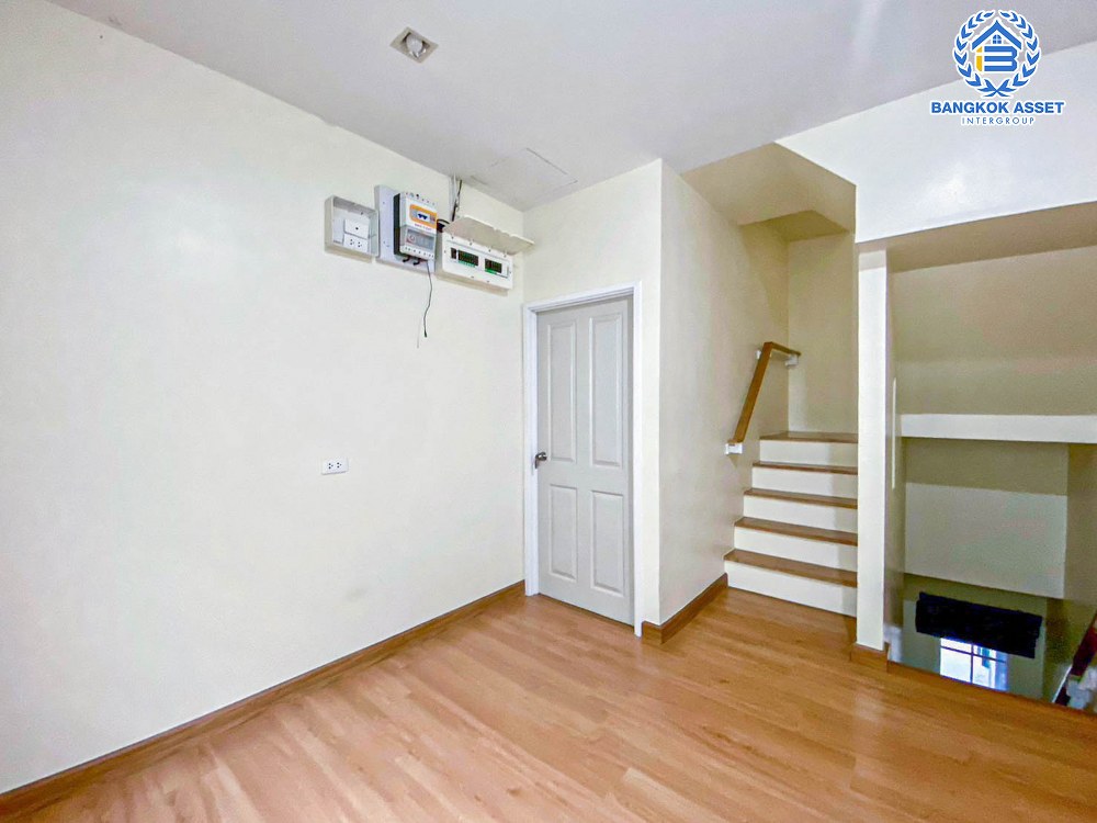 *****ทาวน์โฮม 3 ชั้น มือสอง โครงการ โกลเด้นทาวน์2 ปิ่นเกล้า-จรัญสนิทวงศ์ เนื้อที่ 22.60 ตร.ว. ฟังก์ชัน 5 ห้องนอน 4 ห้องน้ำ 2 ที่จอดรถ แถมฟรี! 6 เครื่องปรับอากาศ บ้านสภาพเยี่ยม พร้อมเข้าอยู่ โครงการตั้งบนทำเลเดินทางสะดวก ใกล้รถไฟฟ้าสายสีแดง "สถานีบางบำหรุ" และจุดขึ้นทางด่วน "ศรีรัช"