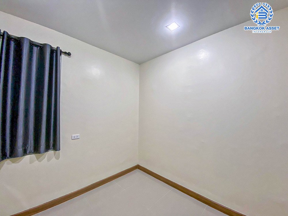 *****ทาวน์โฮม 3 ชั้น มือสอง โครงการ โกลเด้นทาวน์2 ปิ่นเกล้า-จรัญสนิทวงศ์ เนื้อที่ 22.60 ตร.ว. ฟังก์ชัน 5 ห้องนอน 4 ห้องน้ำ 2 ที่จอดรถ แถมฟรี! 6 เครื่องปรับอากาศ บ้านสภาพเยี่ยม พร้อมเข้าอยู่ โครงการตั้งบนทำเลเดินทางสะดวก ใกล้รถไฟฟ้าสายสีแดง "สถานีบางบำหรุ" และจุดขึ้นทางด่วน "ศรีรัช"