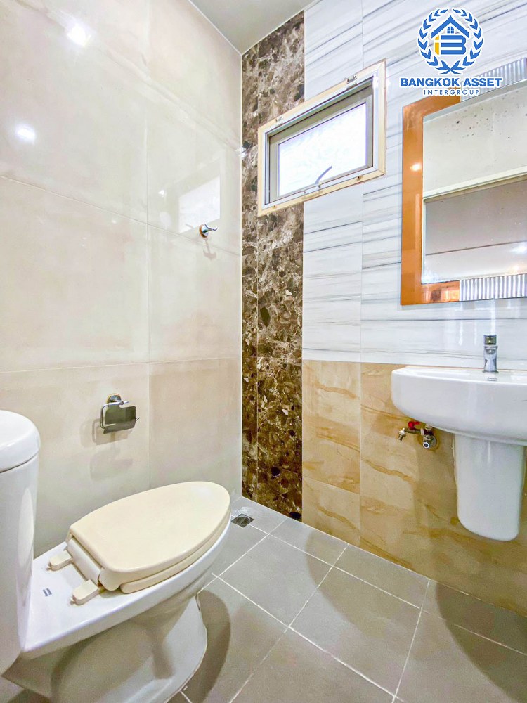 *****ทาวน์โฮม 3 ชั้น มือสอง โครงการ โกลเด้นทาวน์2 ปิ่นเกล้า-จรัญสนิทวงศ์ เนื้อที่ 22.60 ตร.ว. ฟังก์ชัน 5 ห้องนอน 4 ห้องน้ำ 2 ที่จอดรถ แถมฟรี! 6 เครื่องปรับอากาศ บ้านสภาพเยี่ยม พร้อมเข้าอยู่ โครงการตั้งบนทำเลเดินทางสะดวก ใกล้รถไฟฟ้าสายสีแดง "สถานีบางบำหรุ" และจุดขึ้นทางด่วน "ศรีรัช"