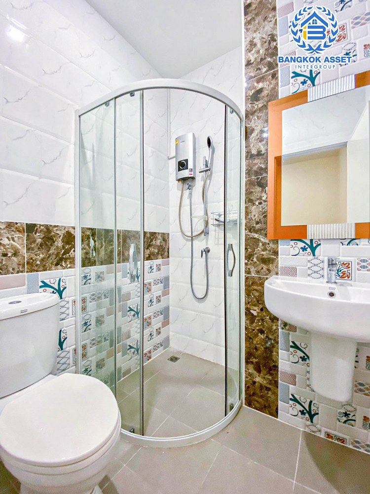 *****ทาวน์โฮม 3 ชั้น มือสอง โครงการ โกลเด้นทาวน์2 ปิ่นเกล้า-จรัญสนิทวงศ์ เนื้อที่ 22.60 ตร.ว. ฟังก์ชัน 5 ห้องนอน 4 ห้องน้ำ 2 ที่จอดรถ แถมฟรี! 6 เครื่องปรับอากาศ บ้านสภาพเยี่ยม พร้อมเข้าอยู่ โครงการตั้งบนทำเลเดินทางสะดวก ใกล้รถไฟฟ้าสายสีแดง "สถานีบางบำหรุ" และจุดขึ้นทางด่วน "ศรีรัช"