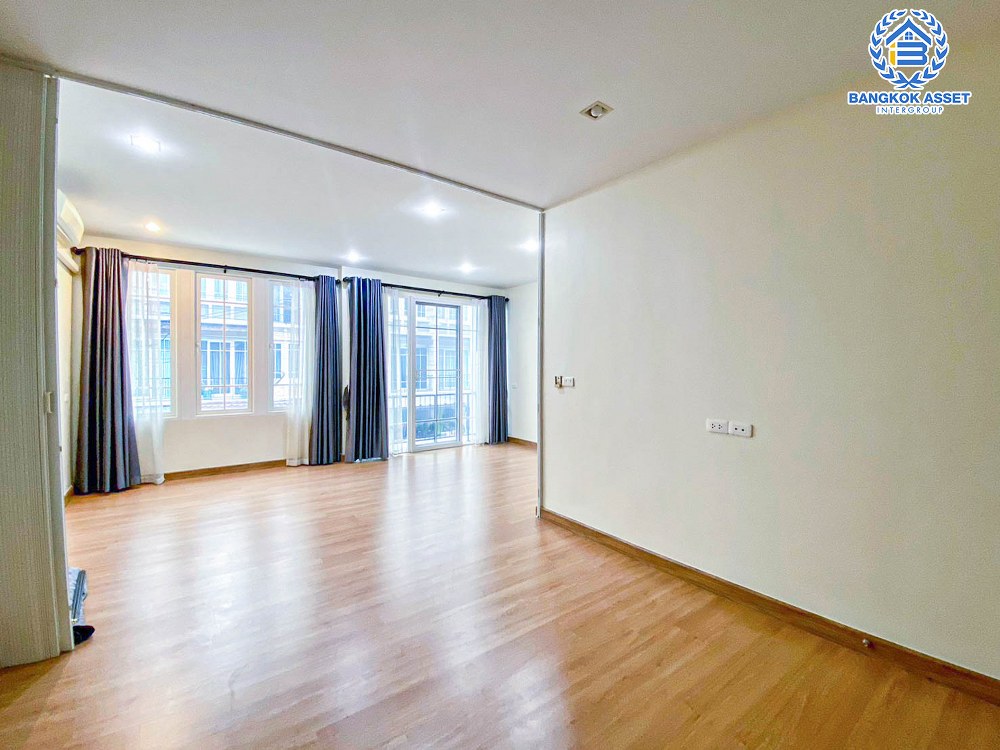 *****ทาวน์โฮม 3 ชั้น มือสอง โครงการ โกลเด้นทาวน์2 ปิ่นเกล้า-จรัญสนิทวงศ์ เนื้อที่ 22.60 ตร.ว. ฟังก์ชัน 5 ห้องนอน 4 ห้องน้ำ 2 ที่จอดรถ แถมฟรี! 6 เครื่องปรับอากาศ บ้านสภาพเยี่ยม พร้อมเข้าอยู่ โครงการตั้งบนทำเลเดินทางสะดวก ใกล้รถไฟฟ้าสายสีแดง "สถานีบางบำหรุ" และจุดขึ้นทางด่วน "ศรีรัช"