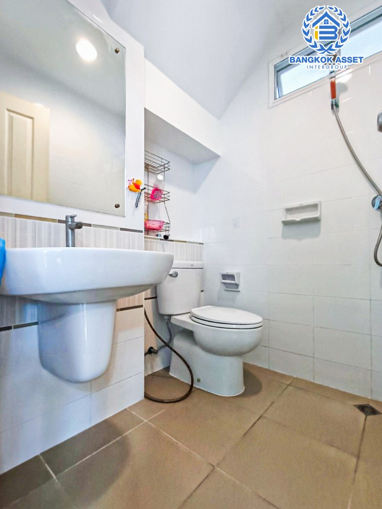 *****บ้านเดี่ยวมือสอง โครงการ อินนิซิโอ ปิ่นเกล้า-วงแหวนฯ เนื้อที่ 50 ตร.ว. ฟังก์ชัน 3 ห้องนอน 2 ห้องน้ำ 2 ที่จอดรถ ภายในสภาพดี พื้นที่ใช้สอยกว้าง พร้อมเข้าอยู่ บนทำเลเดินทางสะดวก เชื่อมต่อถนนกาญจนาภิเษก ใกล้รถไฟฟ้าสายสีม่วง "สถานีตลาดบางใหญ่" และจุดขึ้นทางด่วน "ศรีรัช"