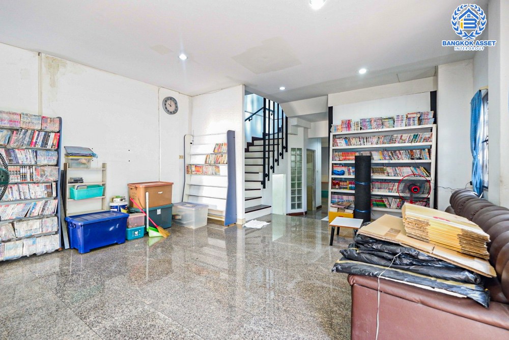 *****ทาวน์เฮ้าส์มือสอง โครงการ ศุภารมย์ แจ้งวัฒนะ-ปากเกร็ด หลังมุม เนื้อที่ 37.10 ตร.ว. ฟังก์ชัน 3 ห้องนอน 3 ห้องน้ำ 1 ที่จอดรถ ภายในตกสภาพดี กว้างขวางเทียบเท่าบ้านแฝด บนทำเลดี เชื่อมต่อถนนติวานนท์ ใกล้รถไฟฟ้าสายสีชมพู "สถานีแจ้งวัฒนะ-ปากเกร็ด28" และทางด่วน "แจ้งวัฒนะ"