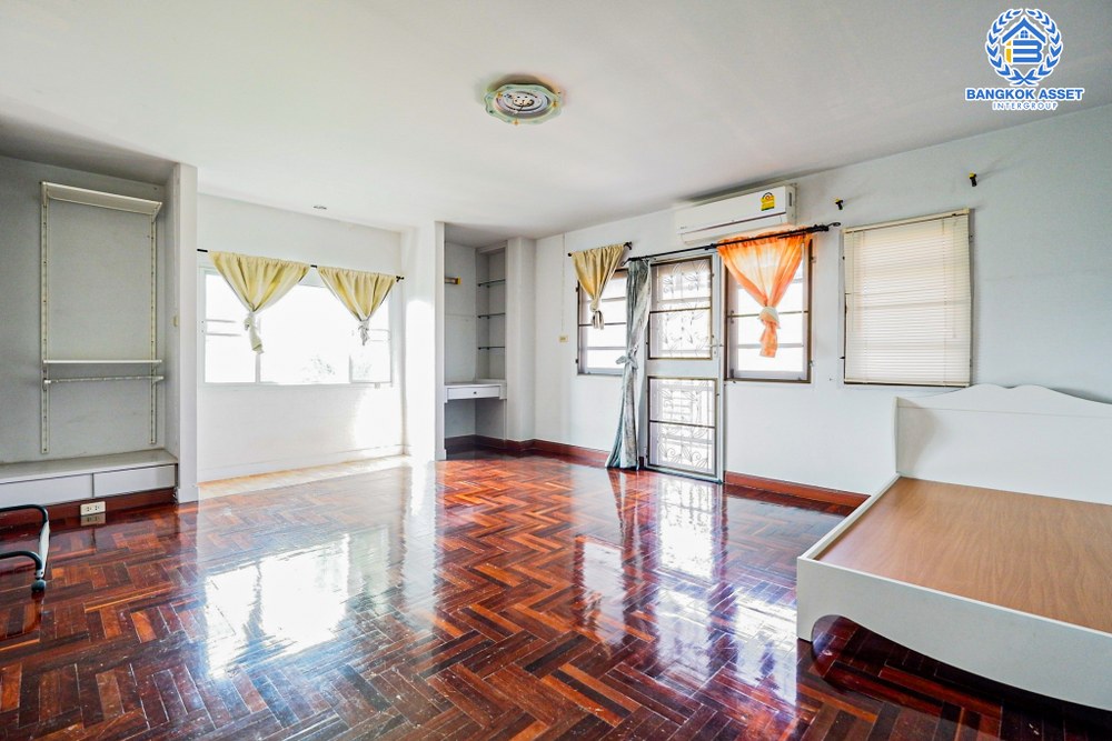 *****ทาวน์เฮ้าส์มือสอง โครงการ ศุภารมย์ แจ้งวัฒนะ-ปากเกร็ด หลังมุม เนื้อที่ 37.10 ตร.ว. ฟังก์ชัน 3 ห้องนอน 3 ห้องน้ำ 1 ที่จอดรถ ภายในตกสภาพดี กว้างขวางเทียบเท่าบ้านแฝด บนทำเลดี เชื่อมต่อถนนติวานนท์ ใกล้รถไฟฟ้าสายสีชมพู "สถานีแจ้งวัฒนะ-ปากเกร็ด28" และทางด่วน "แจ้งวัฒนะ"