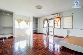 *****ทาวน์เฮ้าส์มือสอง โครงการ ศุภารมย์ แจ้งวัฒนะ-ปากเกร็ด หลังมุม เนื้อที่ 37.10 ตร.ว. ฟังก์ชัน 3 ห้องนอน 3 ห้องน้ำ 1 ที่จอดรถ ภายในตกสภาพดี กว้างขวางเทียบเท่าบ้านแฝด บนทำเลดี เชื่อมต่อถนนติวานนท์ ใกล้รถไฟฟ้าสายสีชมพู "สถานีแจ้งวัฒนะ-ปากเกร็ด28" และทางด่วน "แจ้งวัฒนะ"