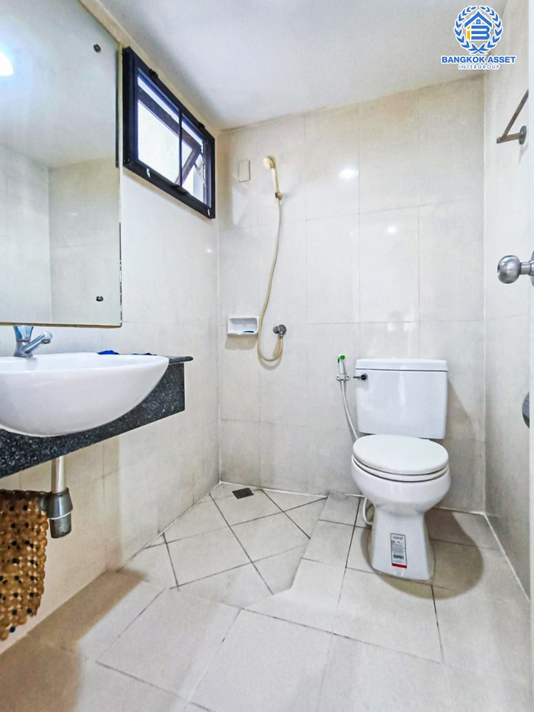 *****ทาวน์เฮ้าส์มือสอง โครงการ เดอะวิลล่า บางบัวทอง เนื้อที่ 18 ตร.ว.ฟังก์ชัน 3 ห้องนอน 2 ห้องน้ำ 1 ที่จอดรถ แถมฟรี! 3 เครื่องปรับอากาศ สภาพบ้านสวย ทำเลดีมาก ติดถนนกาญจนาภิเษก ใกล้รถไฟฟ้าสายสีม่วง "สถานีคลองบางไผ่" และทางด่วน "กาญจนาภิเษก" จองเลย!