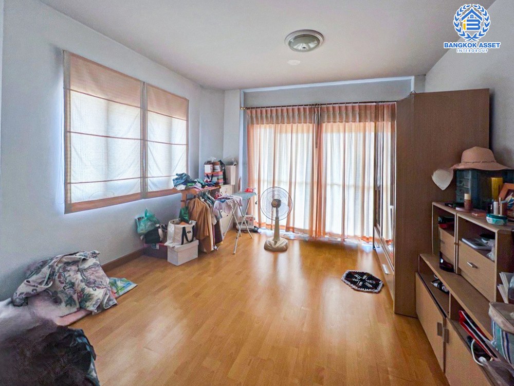 *****บ้านเดี่ยวมือสอง โครงการ สิริกานต์ บางใหญ่ เนื้อที่ 60 ตร.ว. ฟังก์ชัน 3 ห้องนอน 2 ห้องน้ำ 2 ที่จอดรถ บ้านสภาพดี พื้นที่รอบบ้านกว้างขวาง บนทำเลเดินทางสะดวก เชื่อมต่อถนนคลองถนน ใกล้รถไฟฟ้าสายสีม่วง "สถานีคลองบางไผ่" และจุดขึ้นทางด่วน "ศรีรัช"