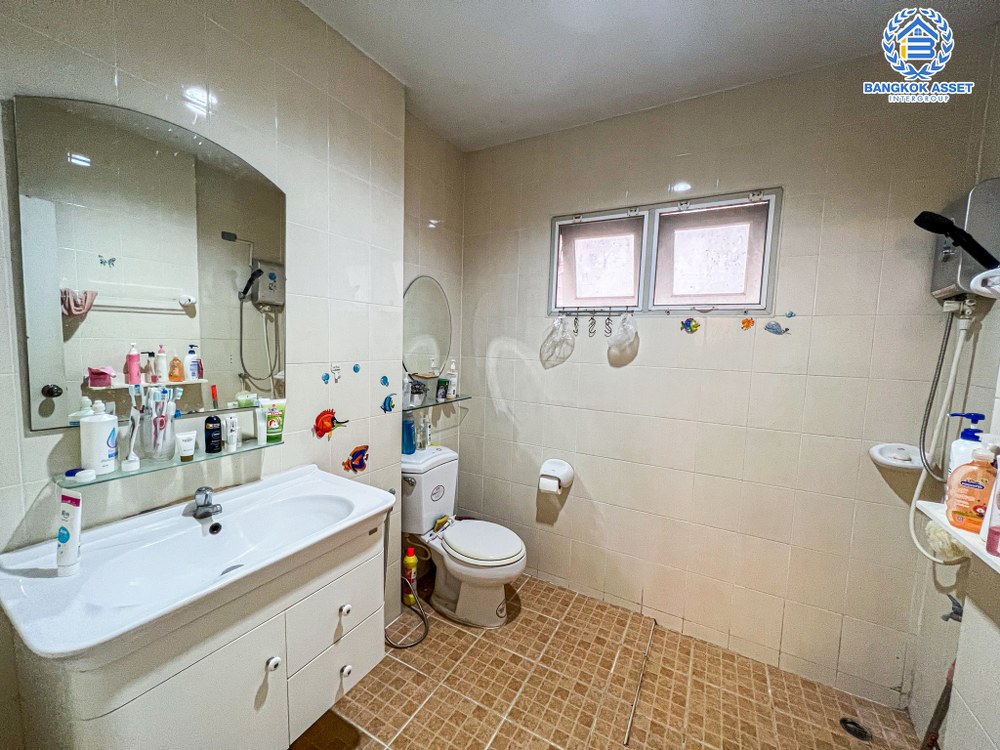 *****บ้านเดี่ยวมือสอง โครงการ สิริกานต์ บางใหญ่ เนื้อที่ 60 ตร.ว. ฟังก์ชัน 3 ห้องนอน 2 ห้องน้ำ 2 ที่จอดรถ บ้านสภาพดี พื้นที่รอบบ้านกว้างขวาง บนทำเลเดินทางสะดวก เชื่อมต่อถนนคลองถนน ใกล้รถไฟฟ้าสายสีม่วง "สถานีคลองบางไผ่" และจุดขึ้นทางด่วน "ศรีรัช"