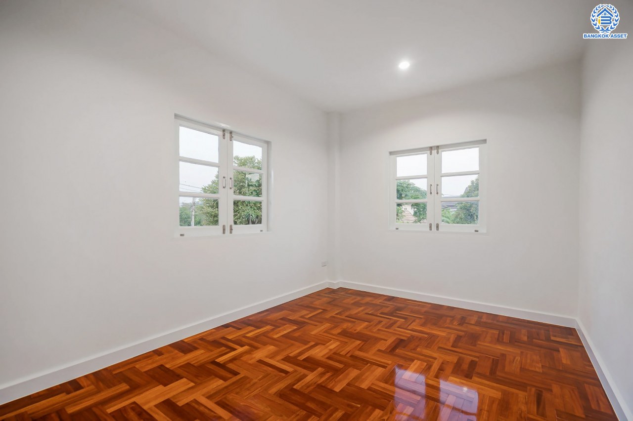 บ้านมือสองตกแต่งใหม่ โครงการ ราชพฤกษ์ บางบอน4 ตกแต่งหรูหรา เนื้อที่ 100.5 ตร.ว. ฟังก์ชัน 3 ห้องนอน 3 ห้องน้ำ จอดรถได้ 2 คัน พื้นที่ใช้สอย 343.94 ตร.ม. บนทำเลศักยภาพ เชื่อมต่อหลายเส้นทาง ใกล้เดอะมอลล์บางแค จุดขึ้นทางด่วน "พระราม2" และรถไฟฟ้าสายสีน้ำเงิน "สถานีหลักสอง"