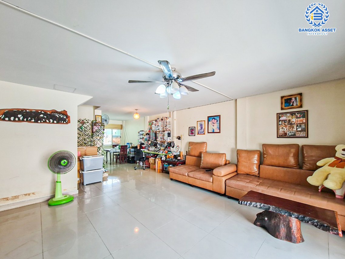 *****ทาวน์เฮ้าส์มือสองปทุมธานี หมู่บ้าน ซื่อตรง รังสิต-คลอง3 เนื้อที่กว้างขวางถึง 35.5 ตร.ว. ฟังก์ชัน 3 ห้องนอน 2 ห้องน้ำ 2 ที่จอดรถ บ้านสภาพดี แถมฟรี! 2 เครื่องปรับอากาศ บนทำเลจะเข้าเมืองก็สะดวก จะออกต่างจังหวัดก็ได้ เชื่อมต่อถนนรังสิต-นครนายก, ถนนพหลโยธิน ใกล้ฟิวเจอร์พาร์ค รังสิต