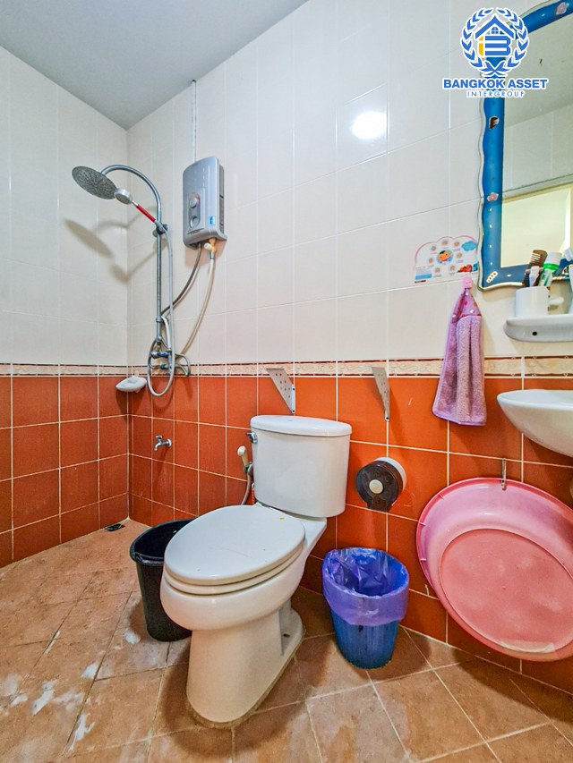 *****ทาวน์เฮ้าส์มือสองปทุมธานี หมู่บ้าน ซื่อตรง รังสิต-คลอง3 เนื้อที่กว้างขวางถึง 35.5 ตร.ว. ฟังก์ชัน 3 ห้องนอน 2 ห้องน้ำ 2 ที่จอดรถ บ้านสภาพดี แถมฟรี! 2 เครื่องปรับอากาศ บนทำเลจะเข้าเมืองก็สะดวก จะออกต่างจังหวัดก็ได้ เชื่อมต่อถนนรังสิต-นครนายก, ถนนพหลโยธิน ใกล้ฟิวเจอร์พาร์ค รังสิต