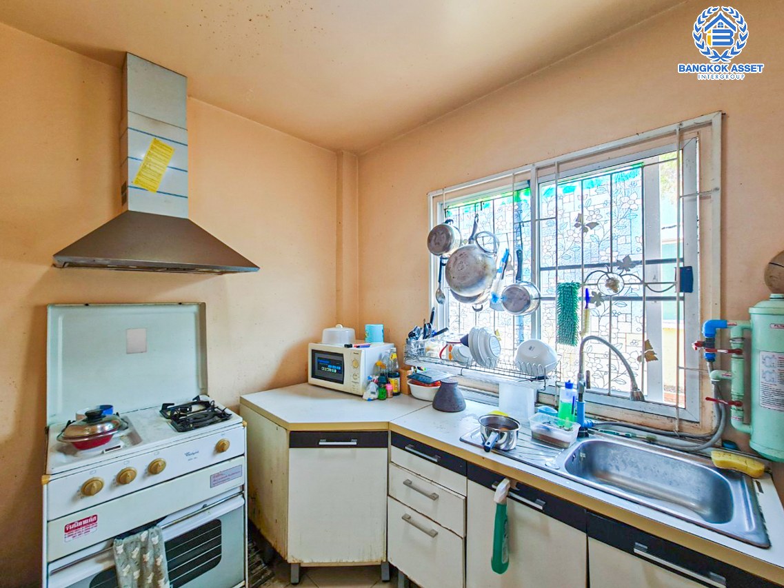 *****ทาวน์เฮ้าส์มือสองปทุมธานี หมู่บ้าน ซื่อตรง รังสิต-คลอง3 เนื้อที่กว้างขวางถึง 35.5 ตร.ว. ฟังก์ชัน 3 ห้องนอน 2 ห้องน้ำ 2 ที่จอดรถ บ้านสภาพดี แถมฟรี! 2 เครื่องปรับอากาศ บนทำเลจะเข้าเมืองก็สะดวก จะออกต่างจังหวัดก็ได้ เชื่อมต่อถนนรังสิต-นครนายก, ถนนพหลโยธิน ใกล้ฟิวเจอร์พาร์ค รังสิต