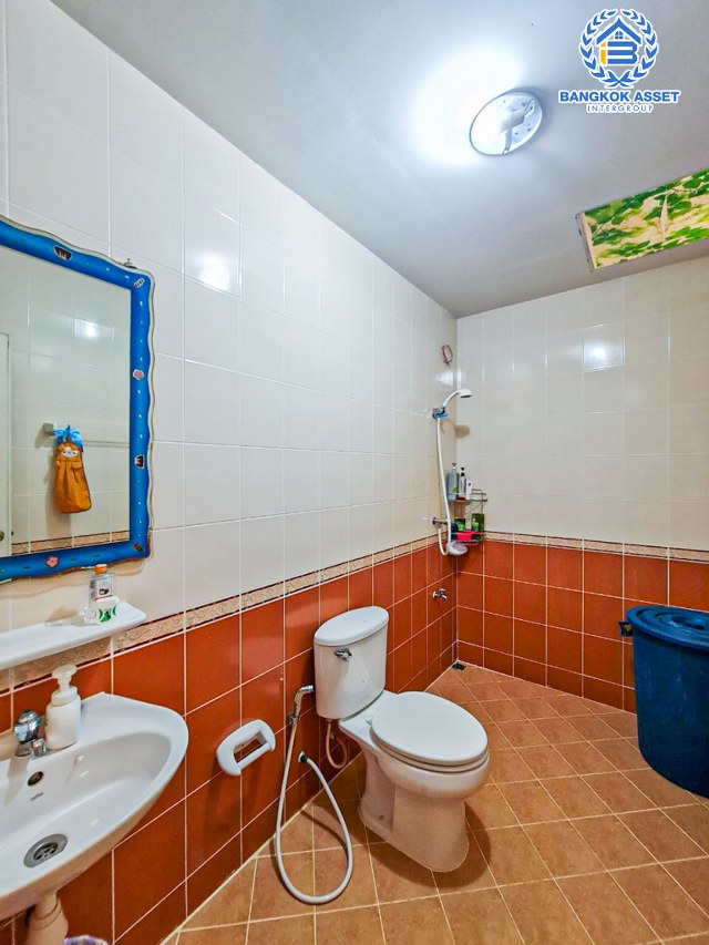 *****ทาวน์เฮ้าส์มือสองปทุมธานี หมู่บ้าน ซื่อตรง รังสิต-คลอง3 เนื้อที่กว้างขวางถึง 35.5 ตร.ว. ฟังก์ชัน 3 ห้องนอน 2 ห้องน้ำ 2 ที่จอดรถ บ้านสภาพดี แถมฟรี! 2 เครื่องปรับอากาศ บนทำเลจะเข้าเมืองก็สะดวก จะออกต่างจังหวัดก็ได้ เชื่อมต่อถนนรังสิต-นครนายก, ถนนพหลโยธิน ใกล้ฟิวเจอร์พาร์ค รังสิต