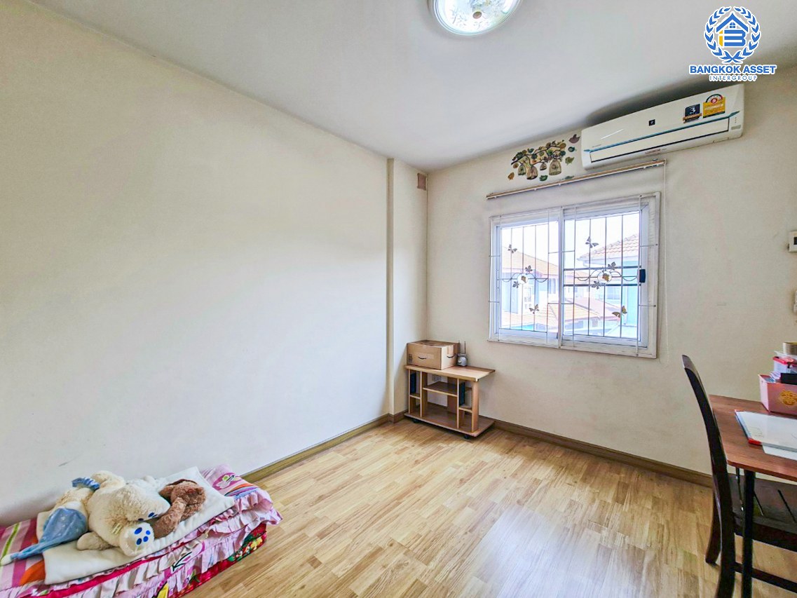 *****ทาวน์เฮ้าส์มือสองปทุมธานี หมู่บ้าน ซื่อตรง รังสิต-คลอง3 เนื้อที่กว้างขวางถึง 35.5 ตร.ว. ฟังก์ชัน 3 ห้องนอน 2 ห้องน้ำ 2 ที่จอดรถ บ้านสภาพดี แถมฟรี! 2 เครื่องปรับอากาศ บนทำเลจะเข้าเมืองก็สะดวก จะออกต่างจังหวัดก็ได้ เชื่อมต่อถนนรังสิต-นครนายก, ถนนพหลโยธิน ใกล้ฟิวเจอร์พาร์ค รังสิต