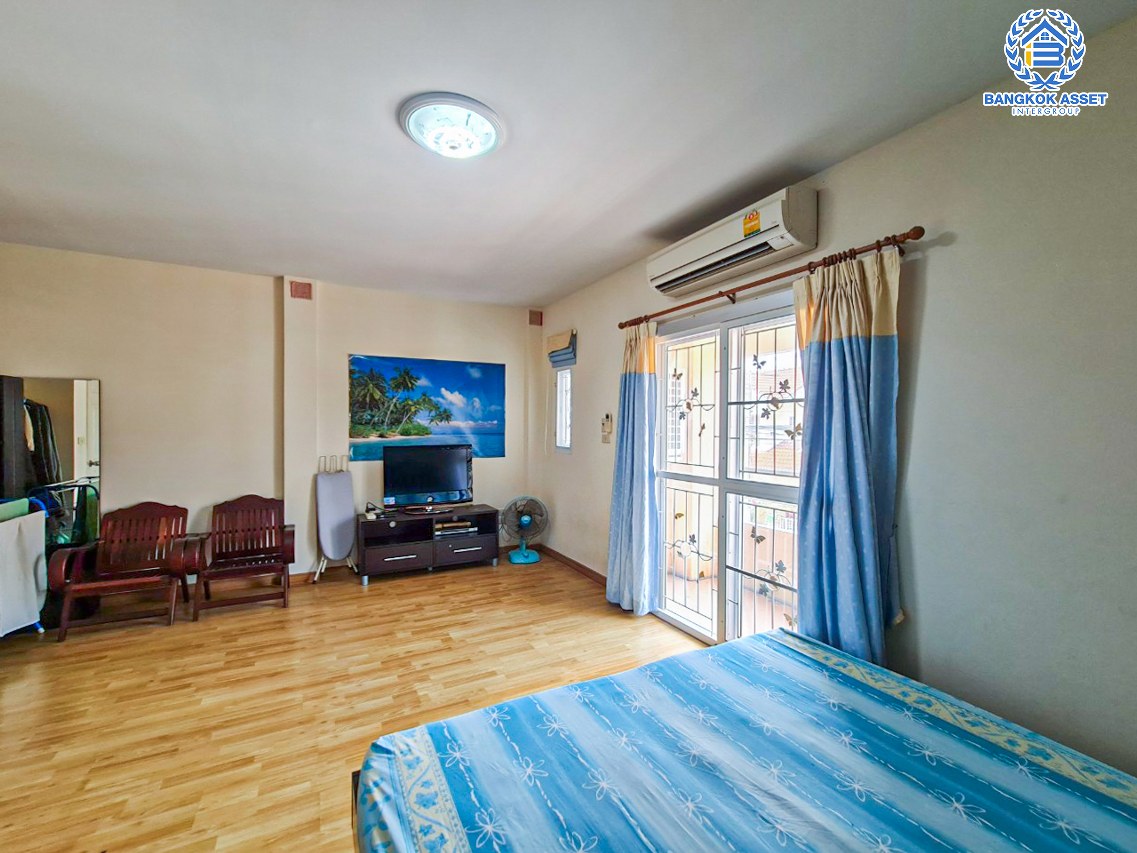 *****ทาวน์เฮ้าส์มือสองปทุมธานี หมู่บ้าน ซื่อตรง รังสิต-คลอง3 เนื้อที่กว้างขวางถึง 35.5 ตร.ว. ฟังก์ชัน 3 ห้องนอน 2 ห้องน้ำ 2 ที่จอดรถ บ้านสภาพดี แถมฟรี! 2 เครื่องปรับอากาศ บนทำเลจะเข้าเมืองก็สะดวก จะออกต่างจังหวัดก็ได้ เชื่อมต่อถนนรังสิต-นครนายก, ถนนพหลโยธิน ใกล้ฟิวเจอร์พาร์ค รังสิต