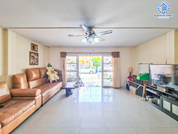 *****ทาวน์เฮ้าส์มือสองปทุมธานี หมู่บ้าน ซื่อตรง รังสิต-คลอง3 เนื้อที่กว้างขวางถึง 35.5 ตร.ว. ฟังก์ชัน 3 ห้องนอน 2 ห้องน้ำ 2 ที่จอดรถ บ้านสภาพดี แถมฟรี! 2 เครื่องปรับอากาศ บนทำเลจะเข้าเมืองก็สะดวก จะออกต่างจังหวัดก็ได้ เชื่อมต่อถนนรังสิต-นครนายก, ถนนพหลโยธิน ใกล้ฟิวเจอร์พาร์ค รังสิต