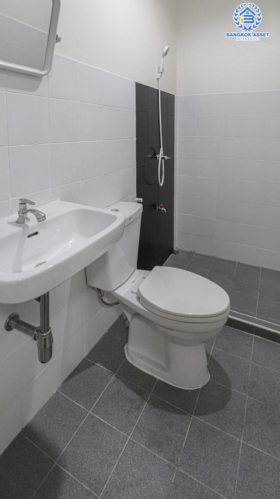 *****ทาวน์เฮ้าส์มือสองนนทบุรี หมู่บ้าน พิบูลย์การ์เด้นวิลล์  พิบูลย์สงคราม-พระราม5 เนื้อที่ 18 ตร.ว. ฟังก์ชัน 3 ห้องนอน 2 ห้องน้ำ 1 ที่จอดรถ บ้านสภาพดี บนทำเลติดถนนพิบูลย์การ์เด้นวิลล์ เชื่อมต่อหลายเส้นทาง เพียง 8 นาทีก็ถึงรถไฟฟ้าสถานี "แยกติวานนท์" ใกล้ทางด่วน "ศรีรัช"