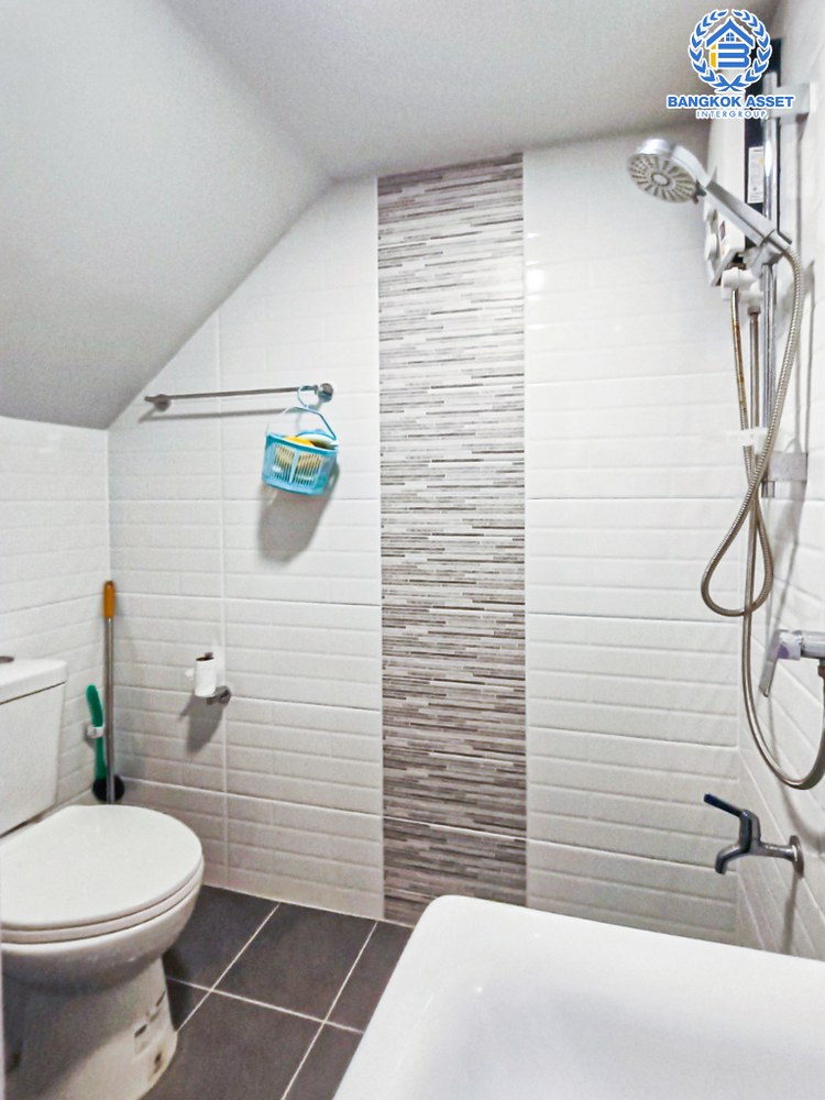 *****ทาวน์เฮ้าส์มือสอง โครงการ สิริเพลส จรัญ-ปิ่นเกล้า บนเนื้อที่ 20.70 ตร.ว. ฟังก์ชัน 4 ห้องนอน 3 ห้องน้ำ 2 ที่จอดรถ แถมฟรี! เครื่องปรับอากาศ และเครื่องทำน้ำอุ่น บ้านทำเลดี เชื่อมต่อถนนราชพฤกษ์ ใกล้รถไฟฟ้าสายสีน้ำเงิน "สถานีบางอ้อ" และทางด่วน "ศรีรัช"