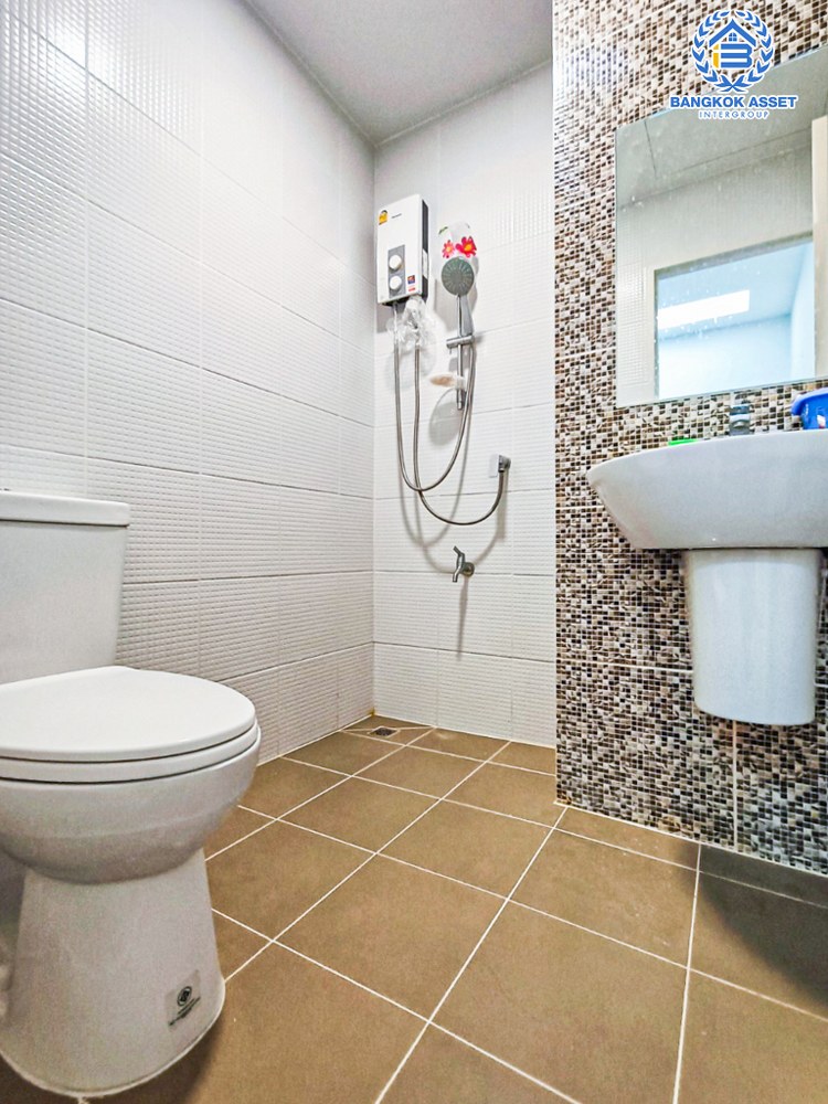 *****ทาวน์เฮ้าส์มือสอง โครงการ สิริเพลส จรัญ-ปิ่นเกล้า บนเนื้อที่ 20.70 ตร.ว. ฟังก์ชัน 4 ห้องนอน 3 ห้องน้ำ 2 ที่จอดรถ แถมฟรี! เครื่องปรับอากาศ และเครื่องทำน้ำอุ่น บ้านทำเลดี เชื่อมต่อถนนราชพฤกษ์ ใกล้รถไฟฟ้าสายสีน้ำเงิน "สถานีบางอ้อ" และทางด่วน "ศรีรัช"