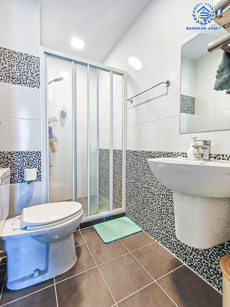 *****ทาวน์เฮ้าส์มือสอง โครงการ สิริเพลส จรัญ-ปิ่นเกล้า บนเนื้อที่ 20.70 ตร.ว. ฟังก์ชัน 4 ห้องนอน 3 ห้องน้ำ 2 ที่จอดรถ แถมฟรี! เครื่องปรับอากาศ และเครื่องทำน้ำอุ่น บ้านทำเลดี เชื่อมต่อถนนราชพฤกษ์ ใกล้รถไฟฟ้าสายสีน้ำเงิน "สถานีบางอ้อ" และทางด่วน "ศรีรัช"