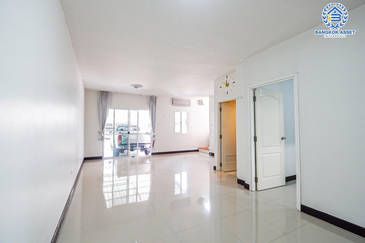 *****ทาวน์เฮ้าส์มือสองนนทบุรี โครงการ ไลโอ รัตนาธิเบศร์-เซ็นทรัลเวสต์เกต แบรนด์คุณภาพ ลลิล พร็อพเพอร์ตี้ เนื้อที่กว้าง 24.3 ตร.ว. ฟังก์ชัน 4 ห้องนอน 2 ห้องน้ำ 2 ที่จอดรถ บนทำเลเยี่ยม เพียง 8 นาทีก็ถึงรถไฟฟ้าสายสีม่วง "สถานีสามแยกบางใหญ่" และทางด่วน "ศรีรัช" จองเลย!