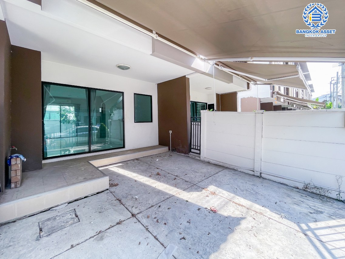 ทาวน์โฮม 3 ชั้นมือสอง โครงการ บ้านกลางเมือง กัลปพฤกษ์ เนื้อที่กว้าง 16.50 ตร.ว. ฟังก์ชัน 3 ห้องนอน 3 ห้องน้ำ 1 ที่จอดรถ ภายในสภาพเหมือนใหม่ บนทำเลเดินทางสะดวก เชื่อมต่อถนนกัลปพฤกษ์ ถนนราชพฤกษ์ ภนนกาญจณาภิเษก ใกล้รถไฟฟ้าสายสีเขียว "สถานีวุฒากาศ " และทางด่วน "ศรีรัช"