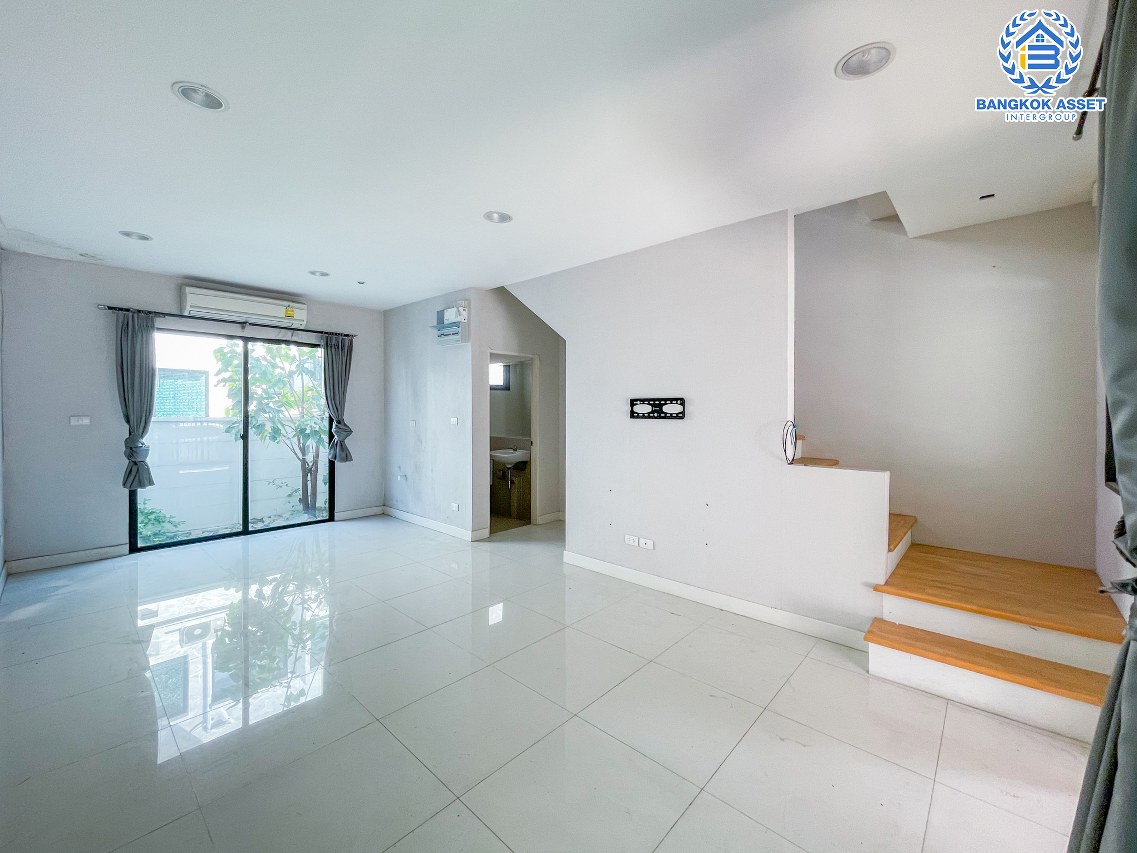 ทาวน์โฮม 3 ชั้นมือสอง โครงการ บ้านกลางเมือง กัลปพฤกษ์ เนื้อที่กว้าง 16.50 ตร.ว. ฟังก์ชัน 3 ห้องนอน 3 ห้องน้ำ 1 ที่จอดรถ ภายในสภาพเหมือนใหม่ บนทำเลเดินทางสะดวก เชื่อมต่อถนนกัลปพฤกษ์ ถนนราชพฤกษ์ ภนนกาญจณาภิเษก ใกล้รถไฟฟ้าสายสีเขียว "สถานีวุฒากาศ " และทางด่วน "ศรีรัช"