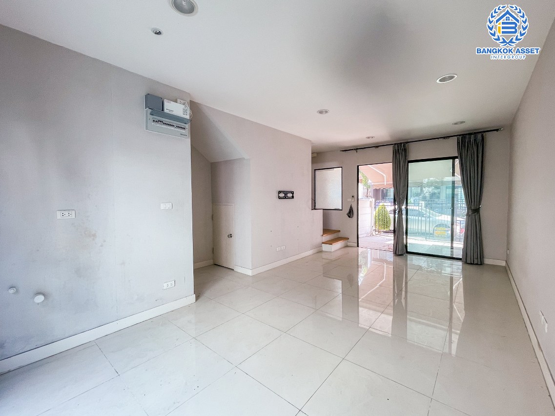 ทาวน์โฮม 3 ชั้นมือสอง โครงการ บ้านกลางเมือง กัลปพฤกษ์ เนื้อที่กว้าง 16.50 ตร.ว. ฟังก์ชัน 3 ห้องนอน 3 ห้องน้ำ 1 ที่จอดรถ ภายในสภาพเหมือนใหม่ บนทำเลเดินทางสะดวก เชื่อมต่อถนนกัลปพฤกษ์ ถนนราชพฤกษ์ ภนนกาญจณาภิเษก ใกล้รถไฟฟ้าสายสีเขียว "สถานีวุฒากาศ " และทางด่วน "ศรีรัช"