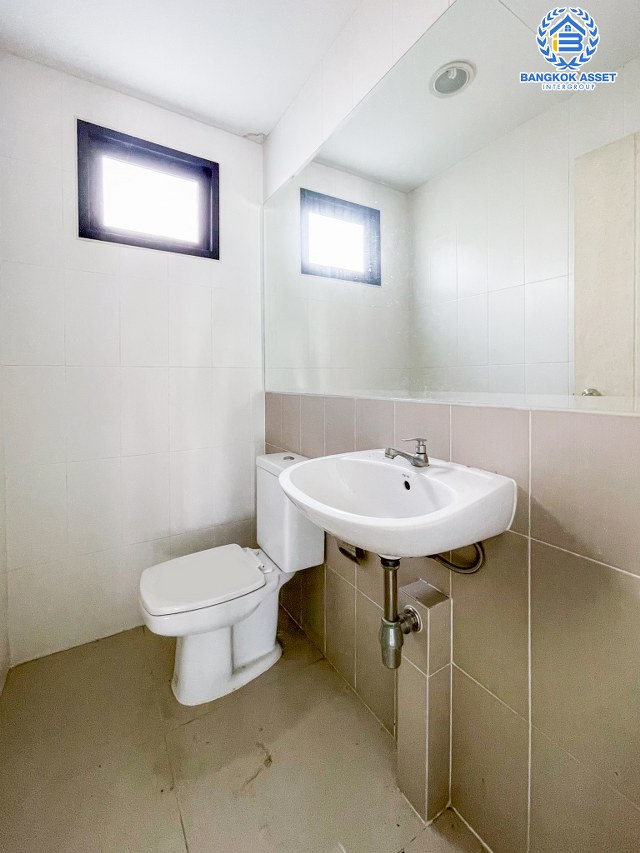 ทาวน์โฮม 3 ชั้นมือสอง โครงการ บ้านกลางเมือง กัลปพฤกษ์ เนื้อที่กว้าง 16.50 ตร.ว. ฟังก์ชัน 3 ห้องนอน 3 ห้องน้ำ 1 ที่จอดรถ ภายในสภาพเหมือนใหม่ บนทำเลเดินทางสะดวก เชื่อมต่อถนนกัลปพฤกษ์ ถนนราชพฤกษ์ ภนนกาญจณาภิเษก ใกล้รถไฟฟ้าสายสีเขียว "สถานีวุฒากาศ " และทางด่วน "ศรีรัช"