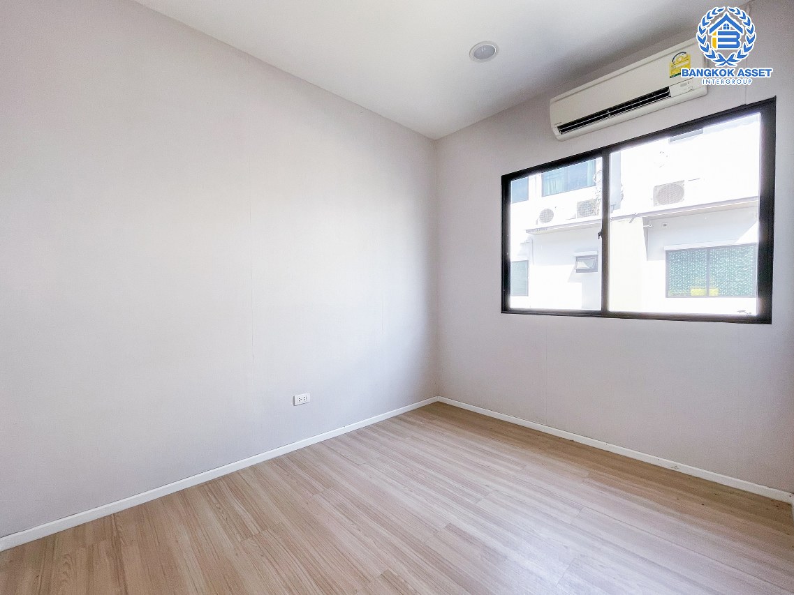 ทาวน์โฮม 3 ชั้นมือสอง โครงการ บ้านกลางเมือง กัลปพฤกษ์ เนื้อที่กว้าง 16.50 ตร.ว. ฟังก์ชัน 3 ห้องนอน 3 ห้องน้ำ 1 ที่จอดรถ ภายในสภาพเหมือนใหม่ บนทำเลเดินทางสะดวก เชื่อมต่อถนนกัลปพฤกษ์ ถนนราชพฤกษ์ ภนนกาญจณาภิเษก ใกล้รถไฟฟ้าสายสีเขียว "สถานีวุฒากาศ " และทางด่วน "ศรีรัช"