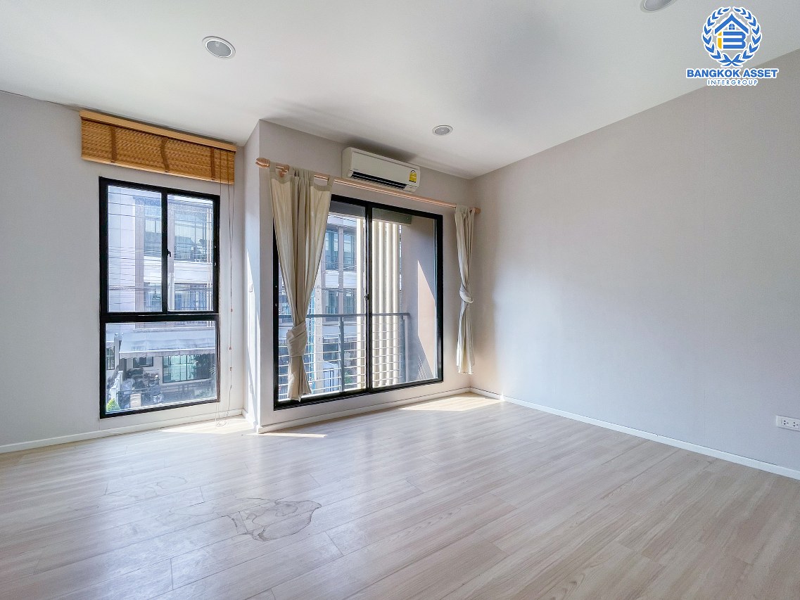 ทาวน์โฮม 3 ชั้นมือสอง โครงการ บ้านกลางเมือง กัลปพฤกษ์ เนื้อที่กว้าง 16.50 ตร.ว. ฟังก์ชัน 3 ห้องนอน 3 ห้องน้ำ 1 ที่จอดรถ ภายในสภาพเหมือนใหม่ บนทำเลเดินทางสะดวก เชื่อมต่อถนนกัลปพฤกษ์ ถนนราชพฤกษ์ ภนนกาญจณาภิเษก ใกล้รถไฟฟ้าสายสีเขียว "สถานีวุฒากาศ " และทางด่วน "ศรีรัช"