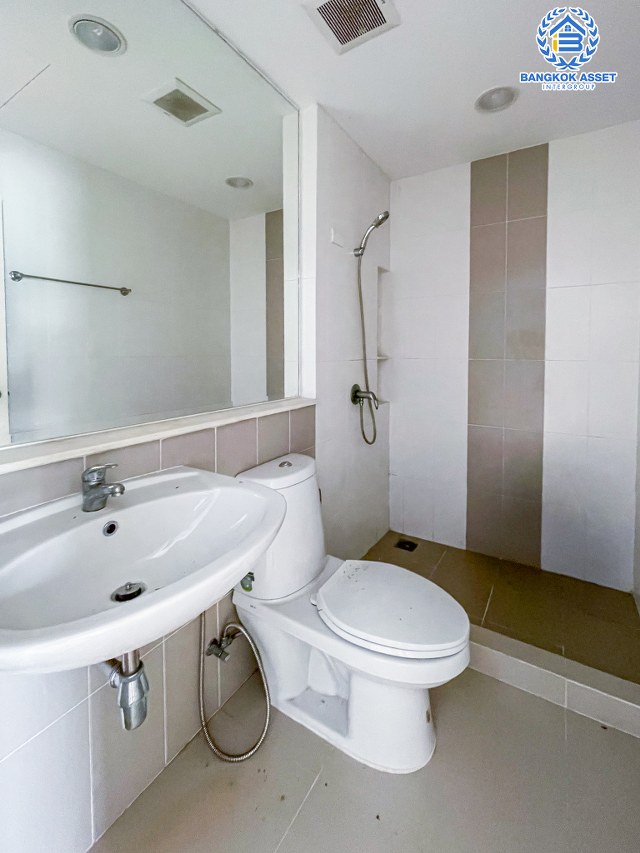 ทาวน์โฮม 3 ชั้นมือสอง โครงการ บ้านกลางเมือง กัลปพฤกษ์ เนื้อที่กว้าง 16.50 ตร.ว. ฟังก์ชัน 3 ห้องนอน 3 ห้องน้ำ 1 ที่จอดรถ ภายในสภาพเหมือนใหม่ บนทำเลเดินทางสะดวก เชื่อมต่อถนนกัลปพฤกษ์ ถนนราชพฤกษ์ ภนนกาญจณาภิเษก ใกล้รถไฟฟ้าสายสีเขียว "สถานีวุฒากาศ " และทางด่วน "ศรีรัช"