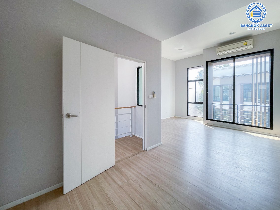 ทาวน์โฮม 3 ชั้นมือสอง โครงการ บ้านกลางเมือง กัลปพฤกษ์ เนื้อที่กว้าง 16.50 ตร.ว. ฟังก์ชัน 3 ห้องนอน 3 ห้องน้ำ 1 ที่จอดรถ ภายในสภาพเหมือนใหม่ บนทำเลเดินทางสะดวก เชื่อมต่อถนนกัลปพฤกษ์ ถนนราชพฤกษ์ ภนนกาญจณาภิเษก ใกล้รถไฟฟ้าสายสีเขียว "สถานีวุฒากาศ " และทางด่วน "ศรีรัช"