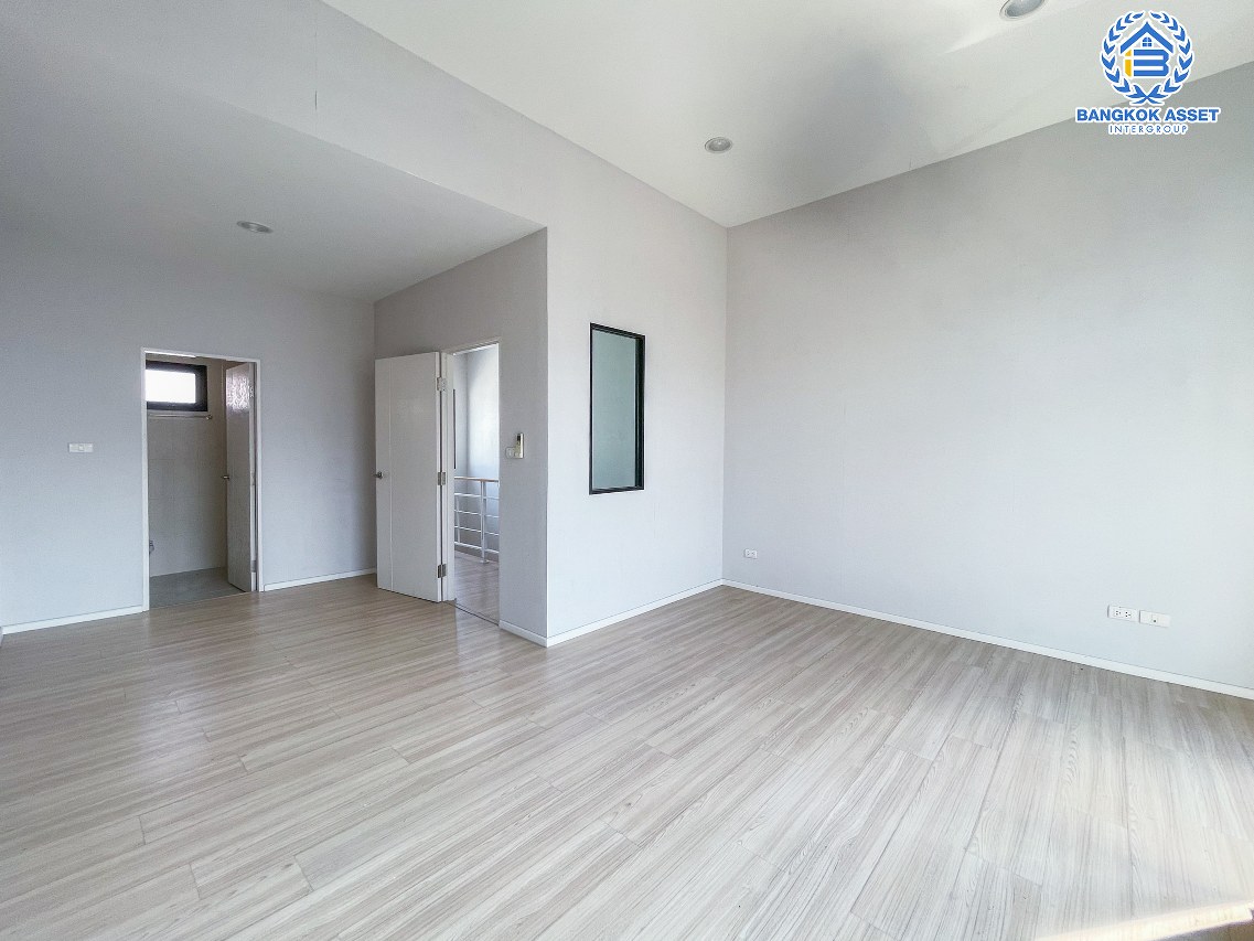 ทาวน์โฮม 3 ชั้นมือสอง โครงการ บ้านกลางเมือง กัลปพฤกษ์ เนื้อที่กว้าง 16.50 ตร.ว. ฟังก์ชัน 3 ห้องนอน 3 ห้องน้ำ 1 ที่จอดรถ ภายในสภาพเหมือนใหม่ บนทำเลเดินทางสะดวก เชื่อมต่อถนนกัลปพฤกษ์ ถนนราชพฤกษ์ ภนนกาญจณาภิเษก ใกล้รถไฟฟ้าสายสีเขียว "สถานีวุฒากาศ " และทางด่วน "ศรีรัช"